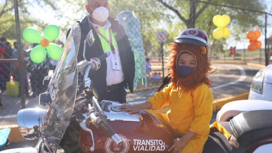 Celebran estudiantes llegada de la primavera y aprenden de cultura vial