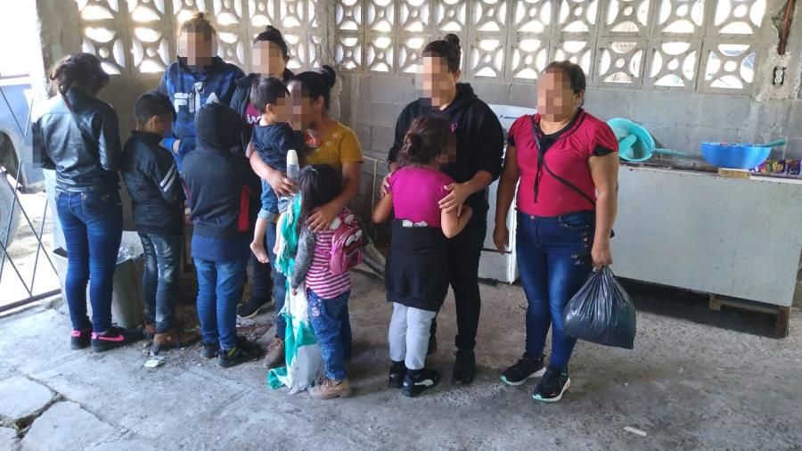 Policía Estatal rescata a 11 inmigrantes abandonados 