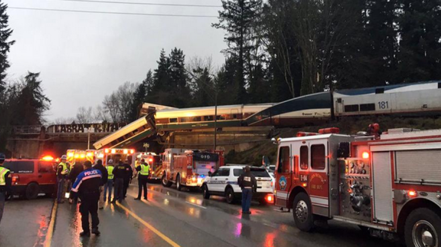 Seis muertos y 70 heridos deja descarrilamiento de tren en Washington