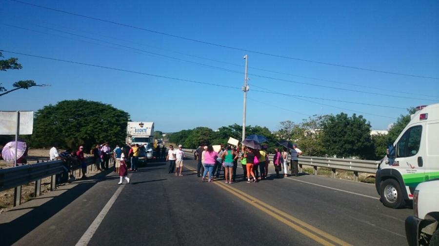 Residente de Altamira bloquean libramiento poniente, exigiendo liberaci&oacute;n de su acceso