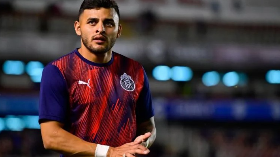 Alexis Vega abandona entrenamiento con la Chivas por lesión