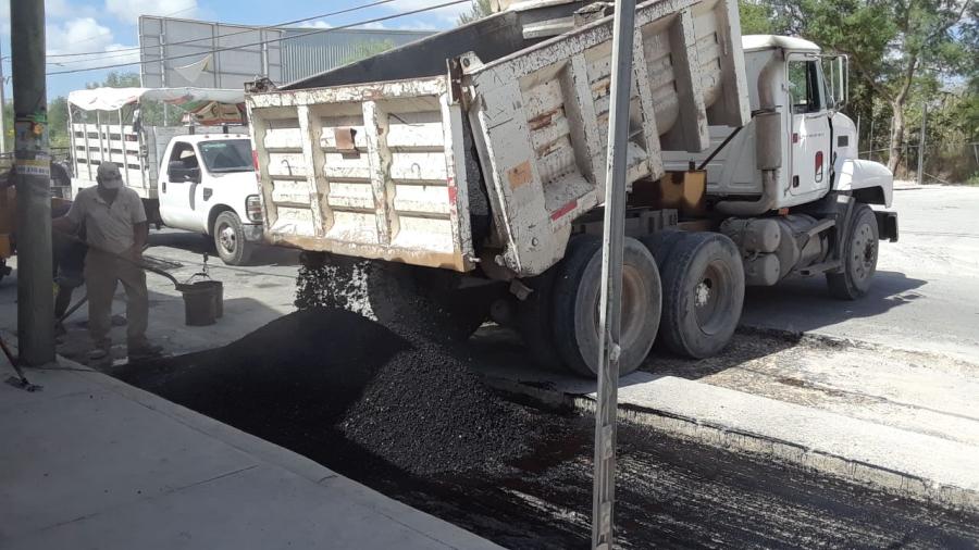 Reparan cuadrillas pavimento en avenida México