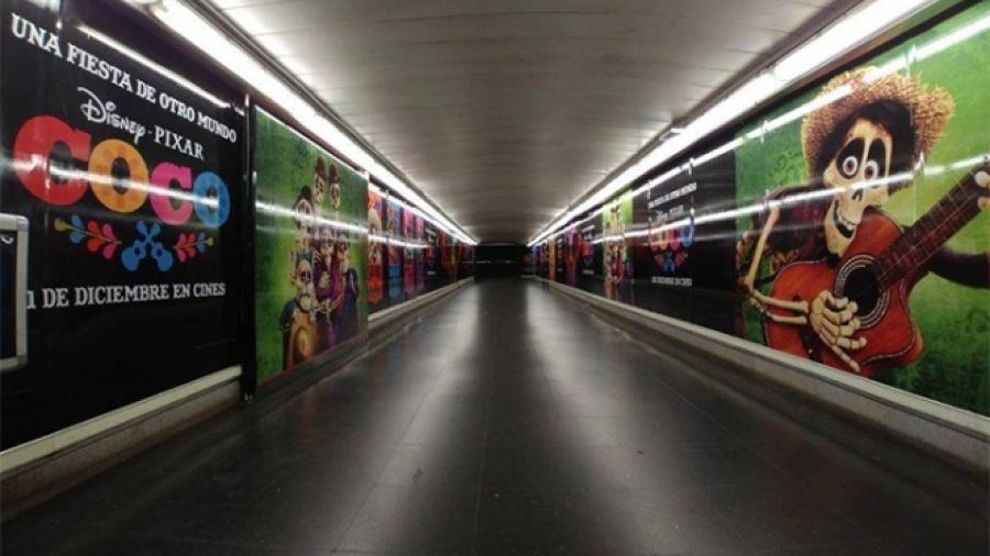 El metro de Madrid es tapizado con imágenes de “Coco”