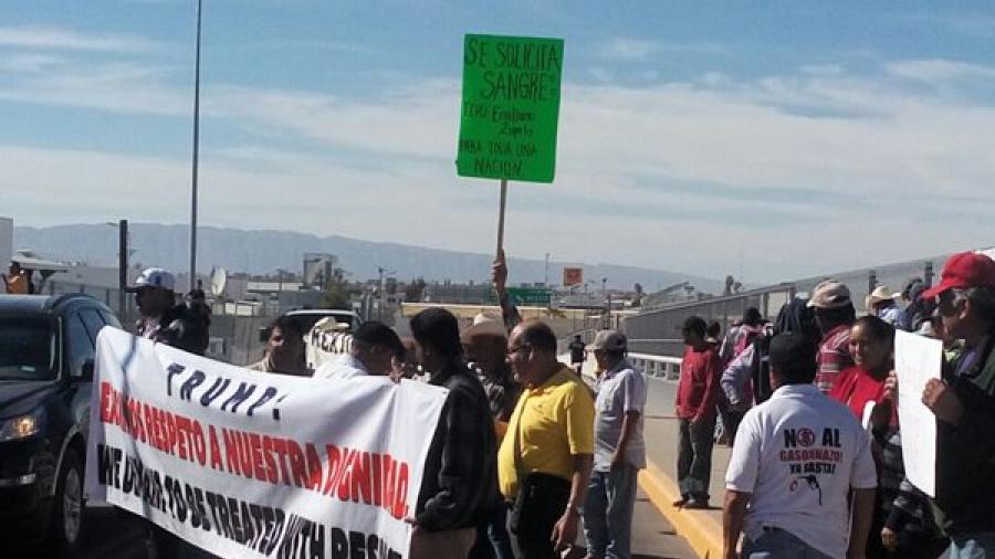 Cientos de manifestantes bloquean cruce fronterizo en Chihuahua