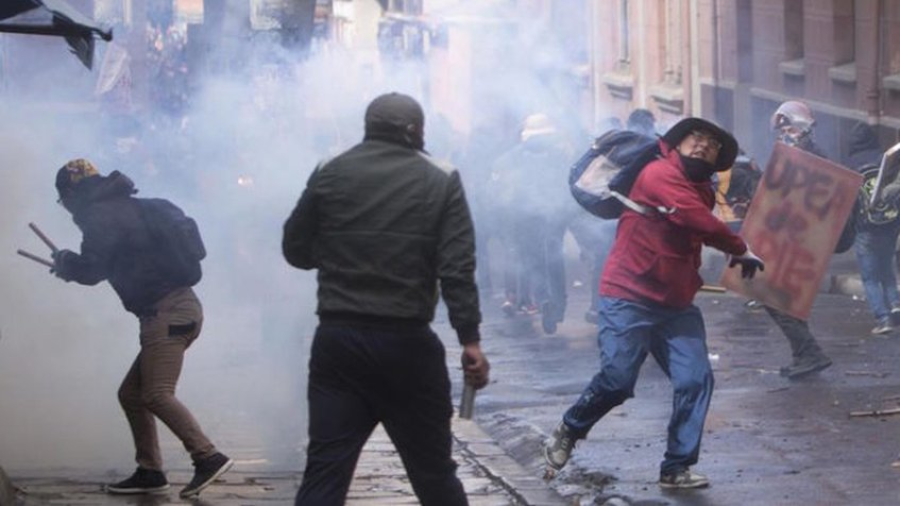 Policías heridos tras protesta de universitarios en Bolivia