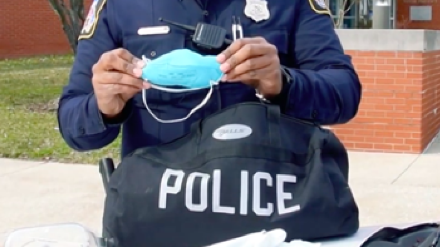 Polic&iacute;a le entrega cubrebocas a mujer de 85 a&ntilde;os y ella queda conmovida