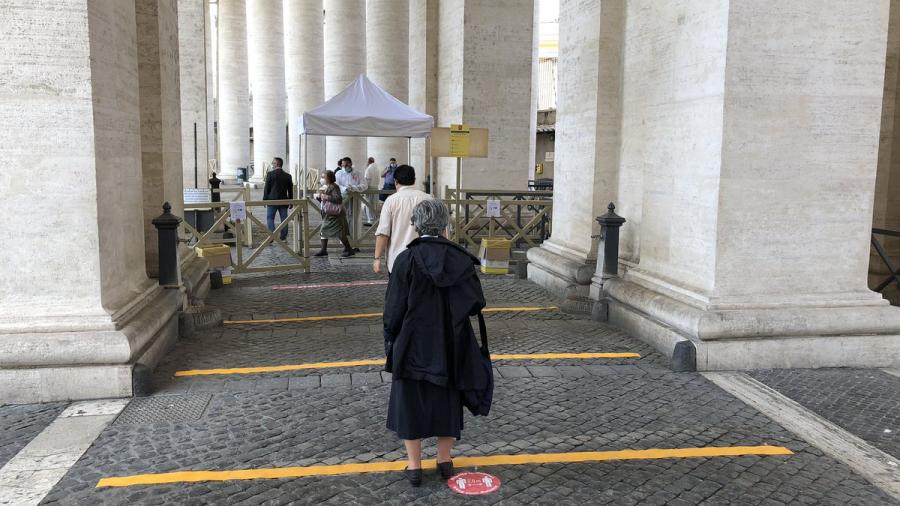 Reabre la basílica de San Pedro del Vaticano tras dos meses de cierre