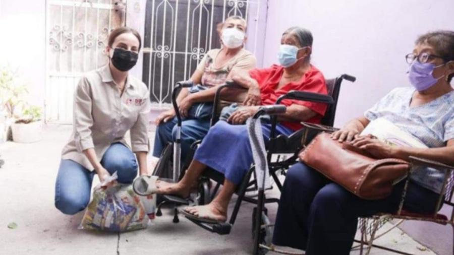 Apoyo DIF Reynosa a adultos mayores de la Col. Campestre 