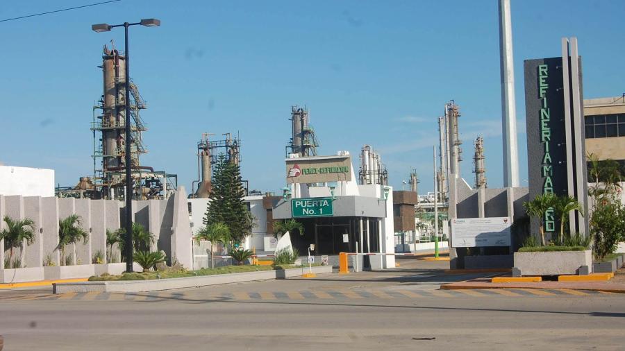 Sin empleo en refinerías por recortes de Pemex