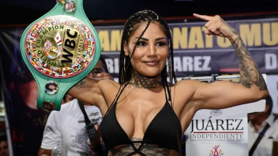 Barby Juárez insiste que ‘Cobrita’ alteró sus guantes durante su pelea