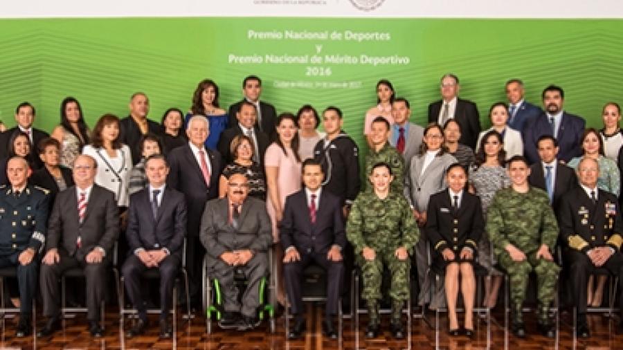 México enfrenta retos y sortea adversidades en unidad, afirma Peña Nieto