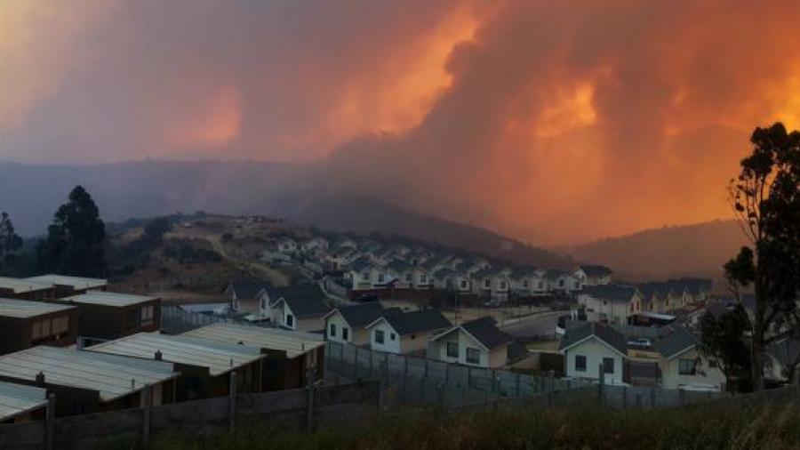 Por incendio forestal, evacuan a 25 mil chilenos