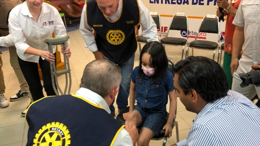 Apoyan a 13 personas con prótesis de pierna para que vuelvan a caminar 