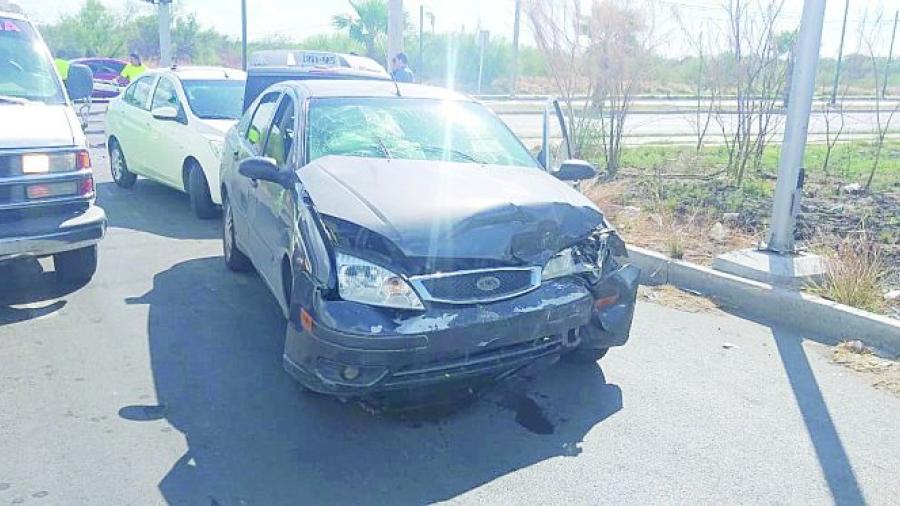 Aparatoso accidente automovilístico deja mujer lesionada en Nuevo Laredo