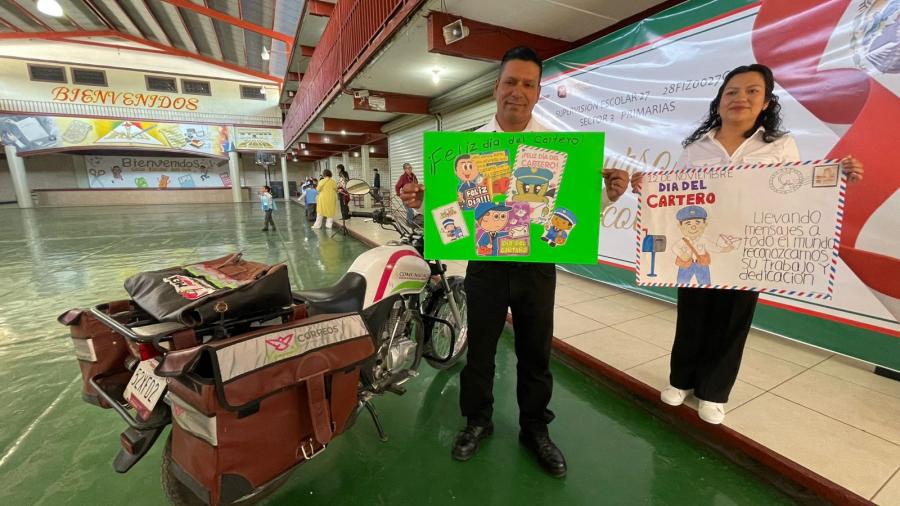 Carteros celebran su día en medio de protesta por mejor salario