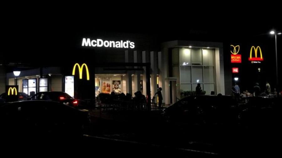Joven dispara a empleado de McDonald's por servirle papas frías a su mamá