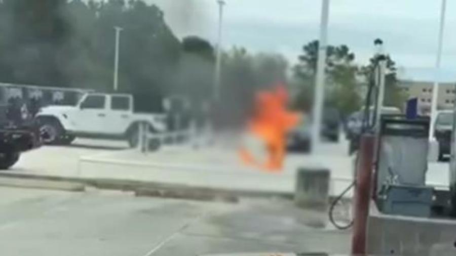 Hombre arde en llamas en las afueras de un negocio 