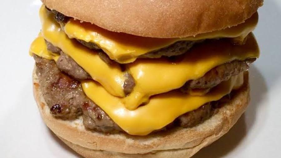 Mujer disloca su mandíbula por comer una hamburguesa de triple carne