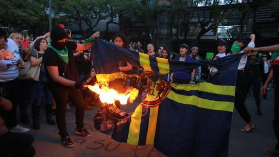 Feministas queman bandera del América tras burlas de los  jugadores Sub-17