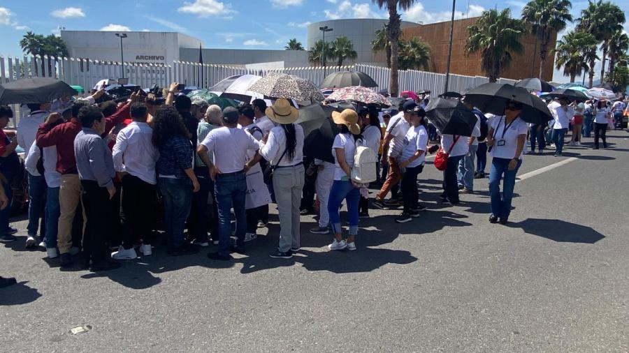 Marchan trabajadores del Poder Judicial al Congreso del Estado