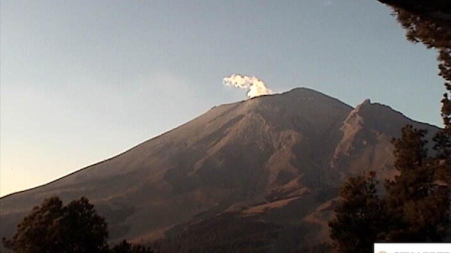 Popocatépetl registra leves exhalaciones de gases y vapor de agua