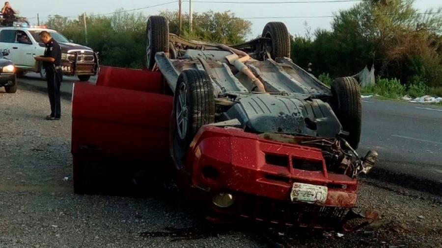 Vuelcan dos veículos tras chocar de frente