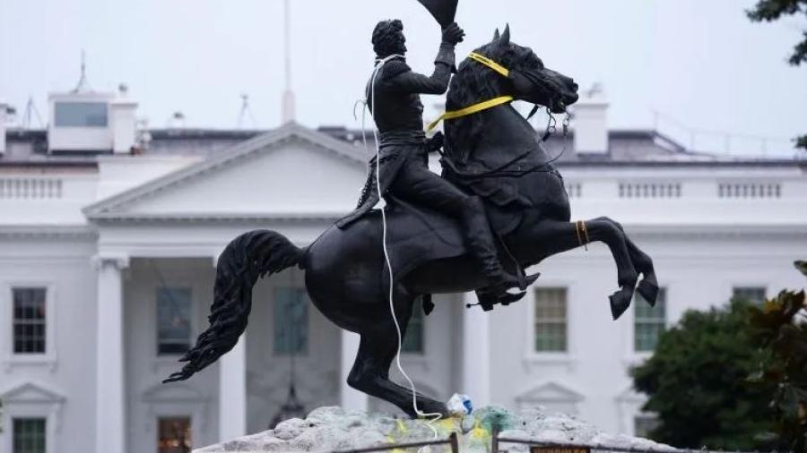 Trump amenaza con encarcelar 10 años a quien dañe monumentos