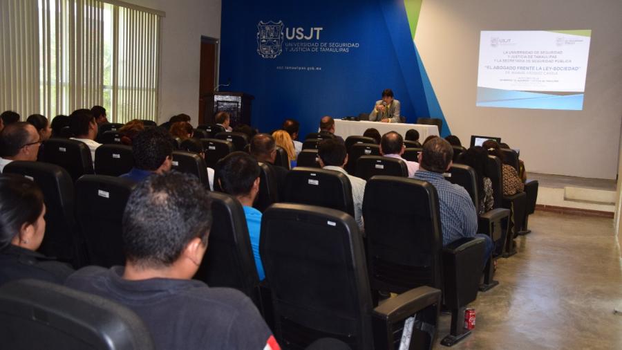 Celebran ponencia "El Abogado frente a la Ley-sociedad"