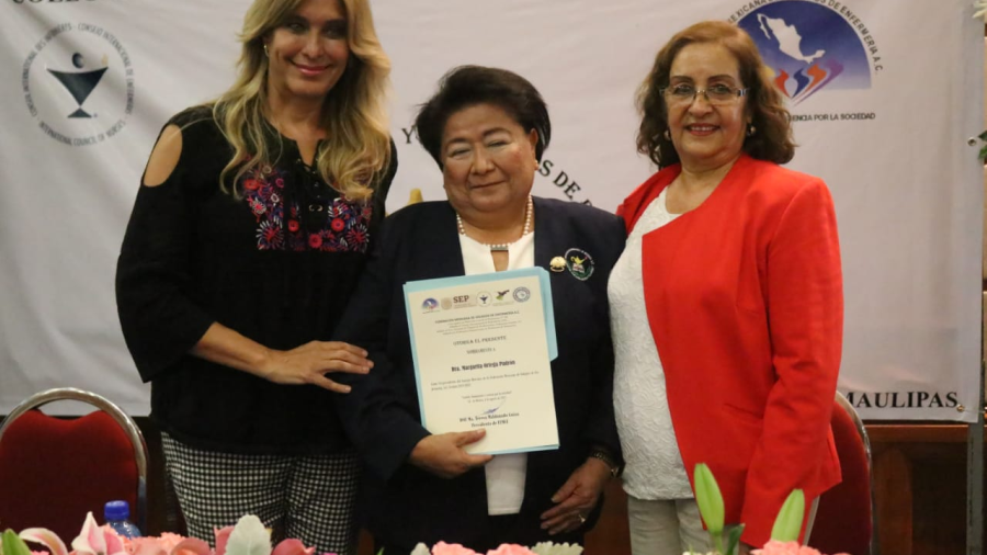 Recibe Maki Ortiz reconocimiento de la Federación Mexicana de Colegios de Enfermería