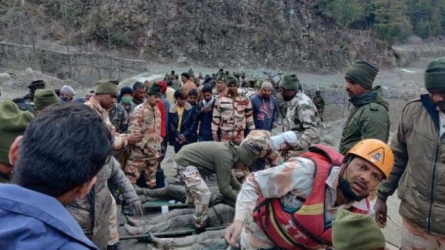 Suman 26 muertos tras avalancha en el Himalaya