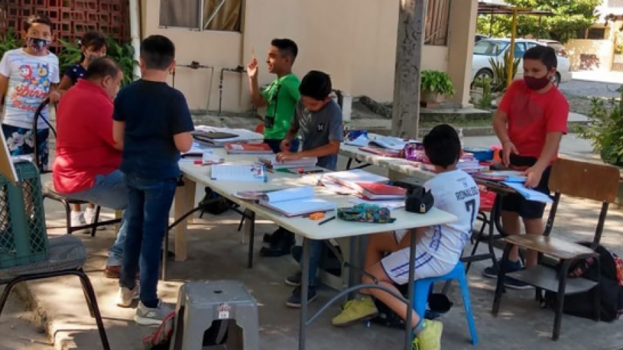 Maestro adapta su patio para dar clases a niños que no pueden tomarlas