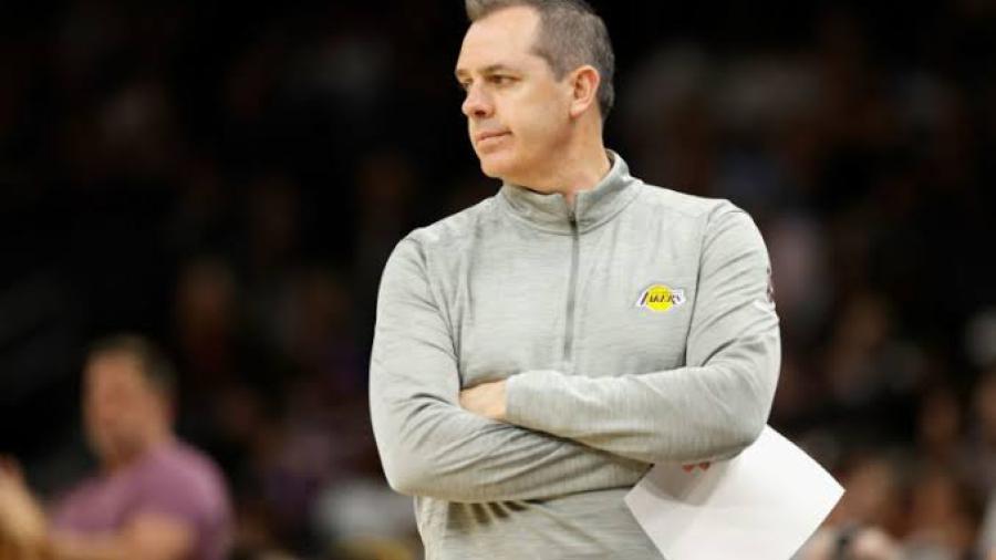 Los Lakers despiden a su entrenador Frank Vogel