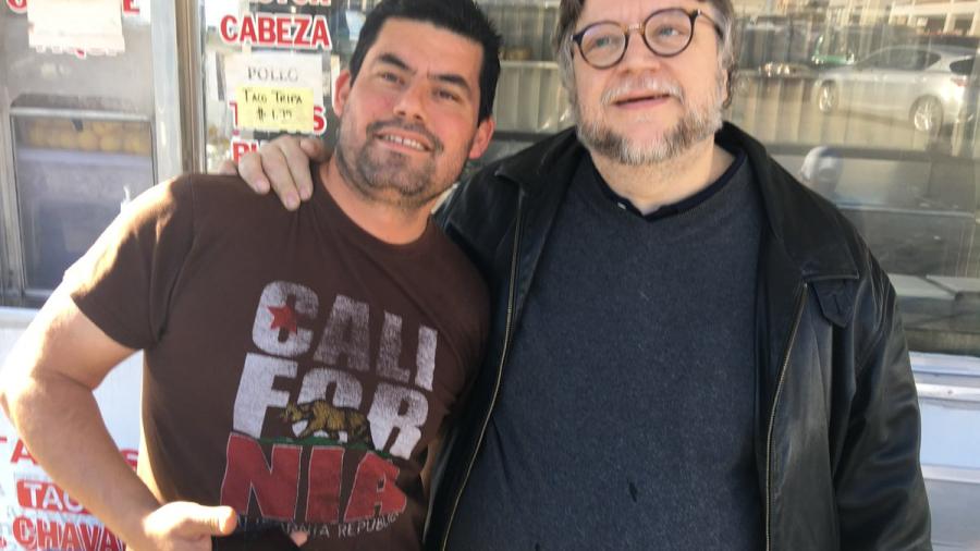 Del Toro presume sus tacos de buche