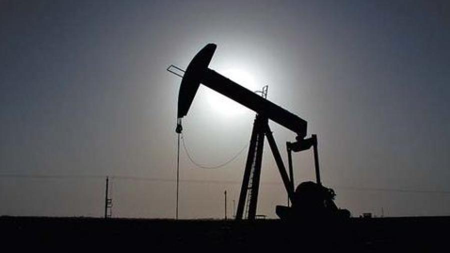 Producción de petróleo en EU hace que precios desciendan