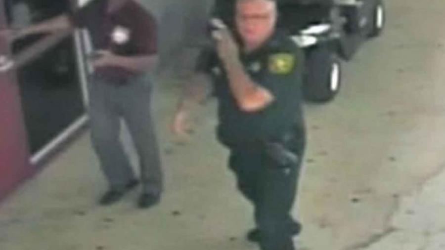 Acusan de negligencia infantil a oficial presente en tiroteo en Parkland