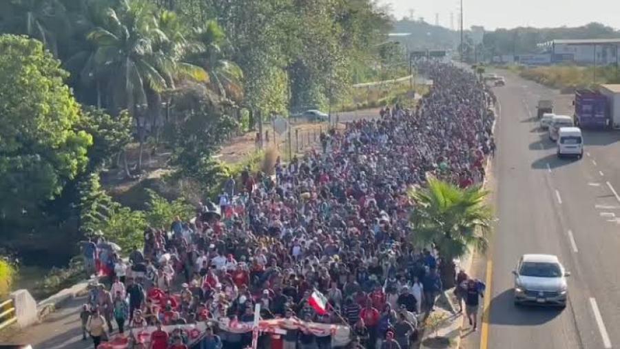 Caravana de migrantes pasa la Navidad caminando por el sur de México