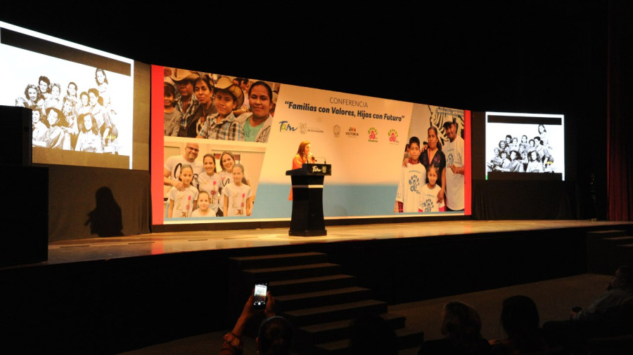 Presenta conferencia Familia con Valores, Hijos con Futuro
