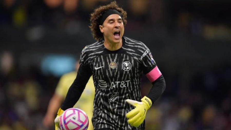 Llega 'Memo' Ochoa a Italia para firmar con el Salernitana
