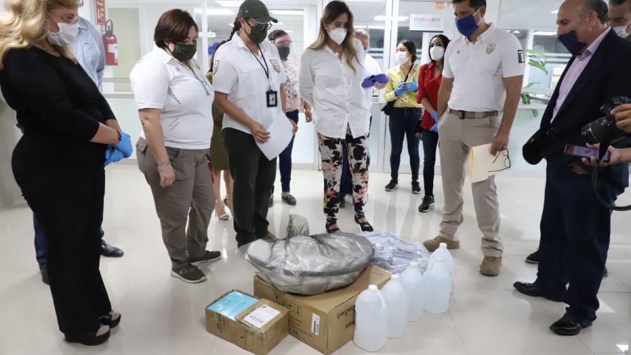 Entrega Alcaldesa material sanitario en INM