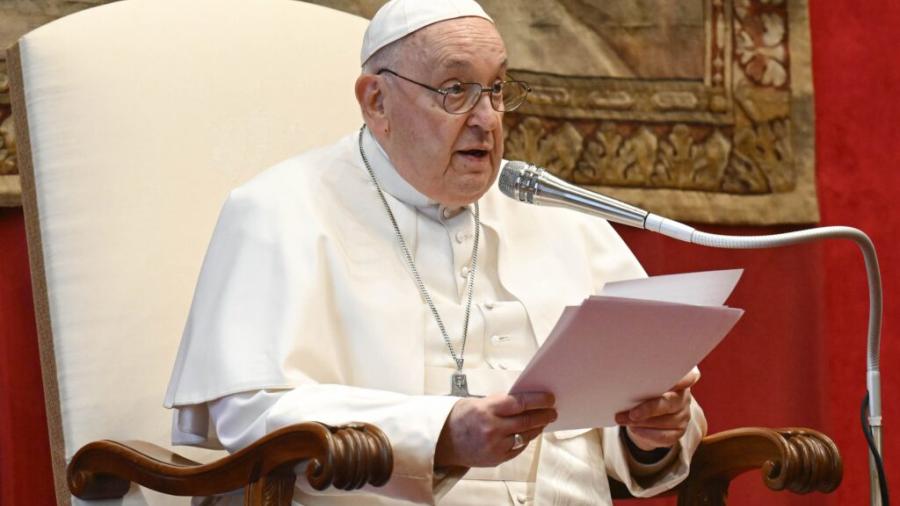 “Está más mal que ayer”: Papa Francisco sufre crisis respiratoria
