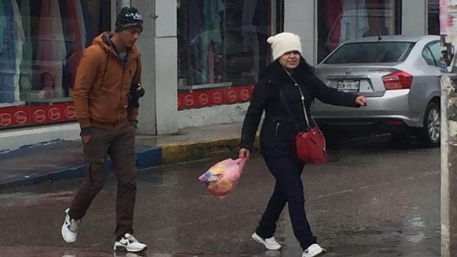 Salen a trabajar hasta con la cobija por bajas temperaturas