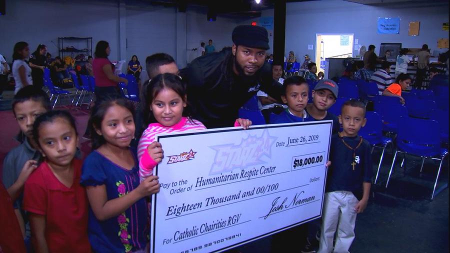 Josh Norman brindan ayuda a inmigrantes en Texas