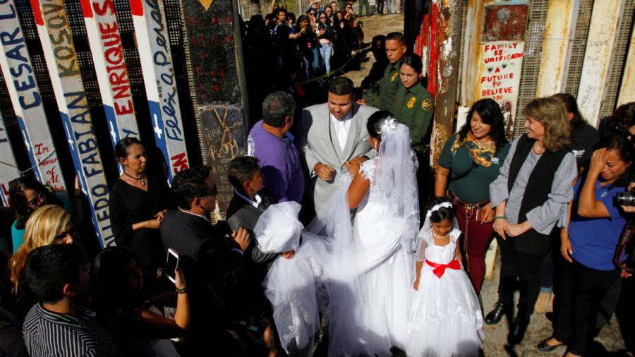 Abren frontera entre México y EU para familias