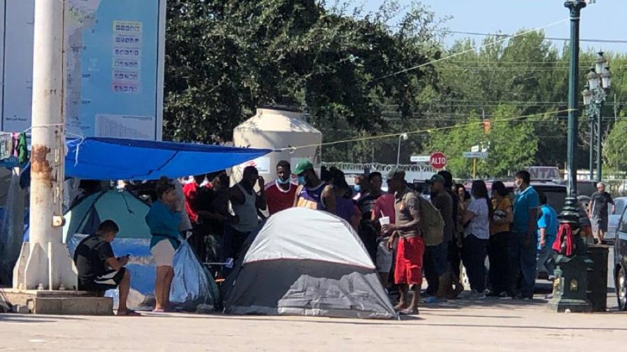 Ofrecen empresarios rehabilitación de plaza si reubican migrantes