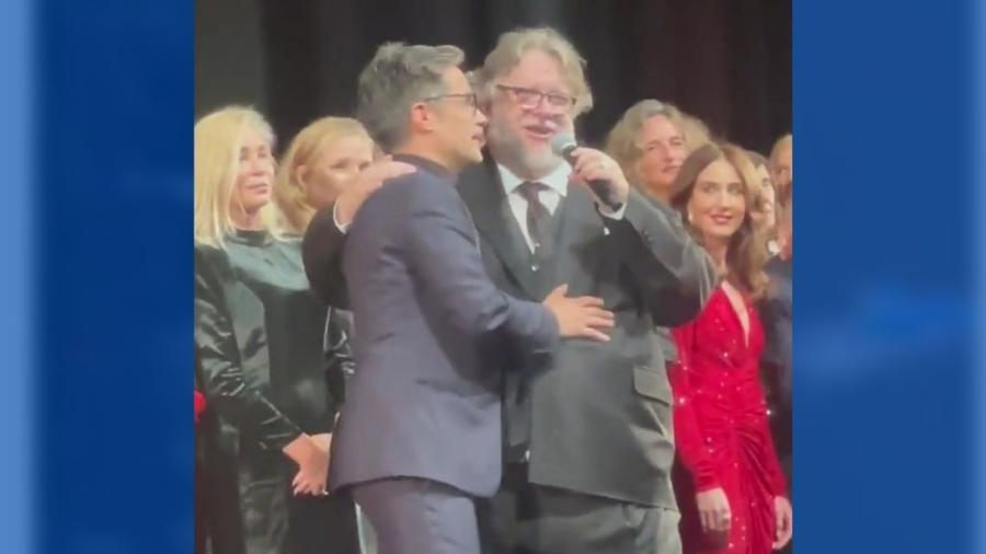 Con sentimiento: Captan a Guillermo del Toro cantando "Me cansé de rogarle" en Cannes