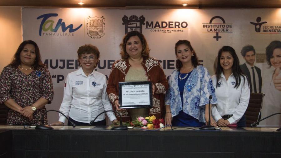 Ayuntamiento entrega reconocimiento a la Dra. Eva Laura Castilleja