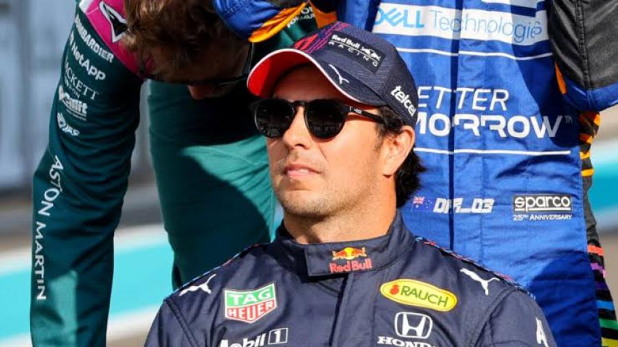 Checo Pérez queda fuera del Top 10 de mejores pilotos de Fórmula 1