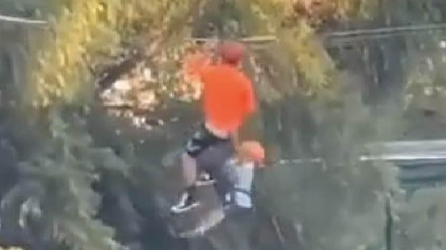 Niño cae de tirolesa en parque de Monterrey