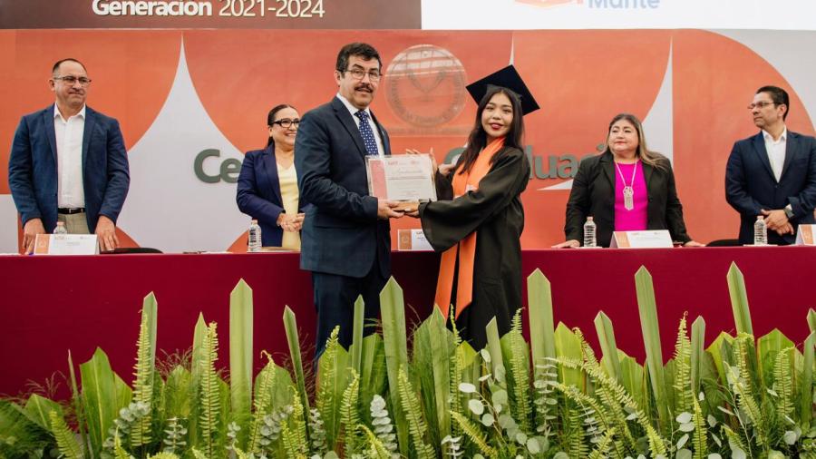 Egresan 310 estudiantes del bachillerato de la UAT en Ciudad Mante