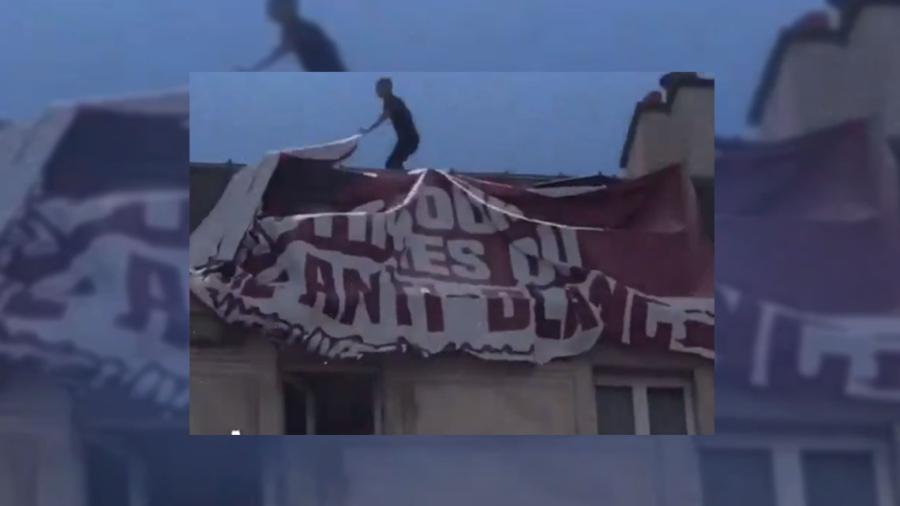 Aplauden a joven por quitar cartel supremacista en marcha antirracismo
